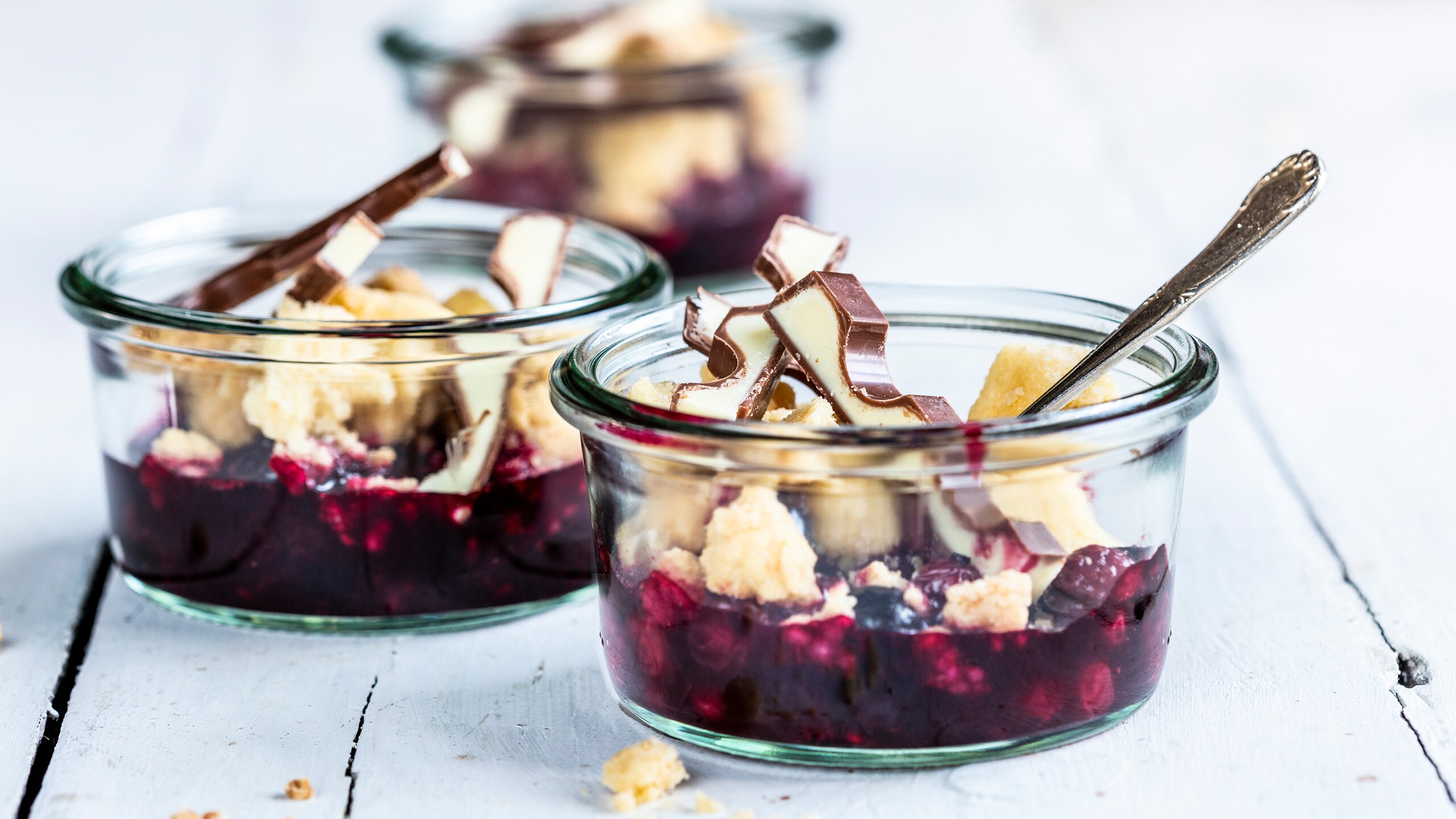 BeerenCrumble im Glas mit kinder Riegel kinder Deutschland