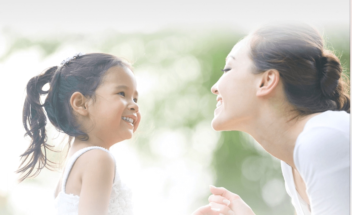 Rostro de mamá y niña sonriendo en primer plano