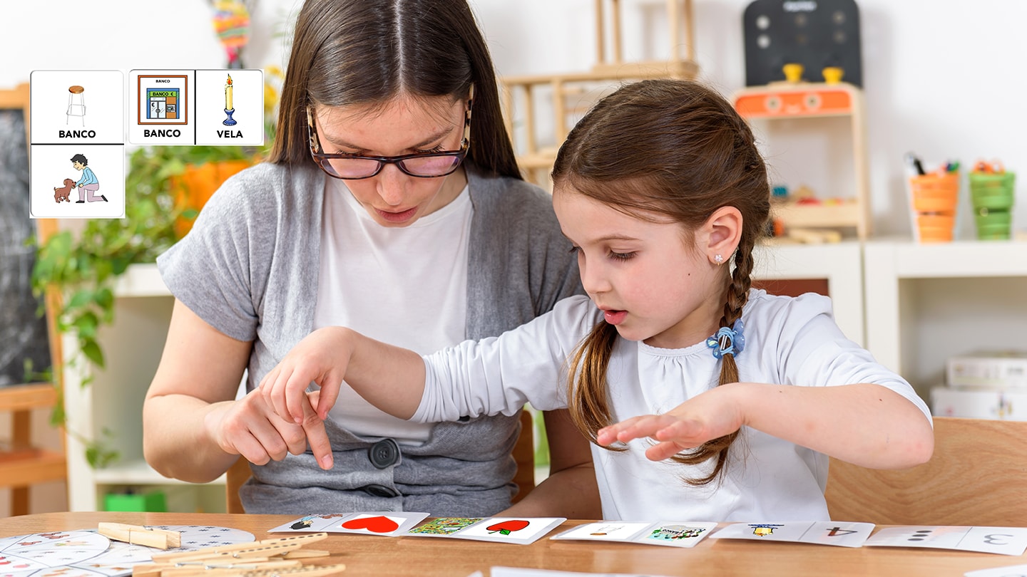 Mamá y niña interactuando con elementos de papel sobre la mesa