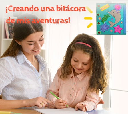 Mamá con niña sonrientes dibujando sobre una mesa